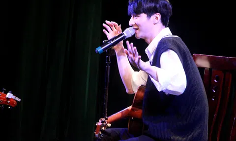Đôi bàn tay điêu luyện của `thần đồng guitar` Hàn Quốc mê hoặc giới trẻ Hà thành